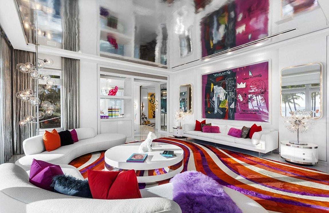 Salón. En todas las habitaciones hay obras de arte de la colección privada de Hilfiger, se trata de piezas raras y alcanzan un valor de decenas de millones de dólares. En cuanto a los artistas de los cuadros, todos son genios de la pintura contemporánea como Andy Warhol, Keith Haring o Jean-Michel Basquiat. En la foto: el salón principal, diseñado por Martyn Lawrence Bullard