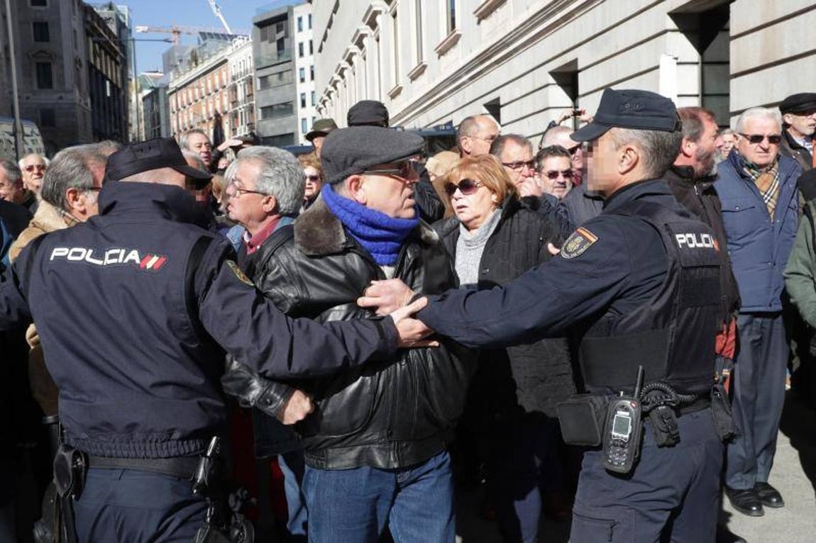 Los jubilados cortan el acceso al Congreso en su protesta por las pensiones