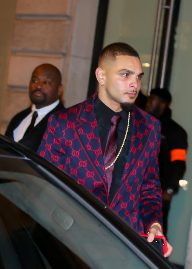 Layvin Kurzawa. Pese a lo caro que debe de ser el traje, el lateral izquierdo del París Saint-Germain no tuvo mucho acierto a la hora de elegirlo y menos con una cadena de oro colgada al cuello.