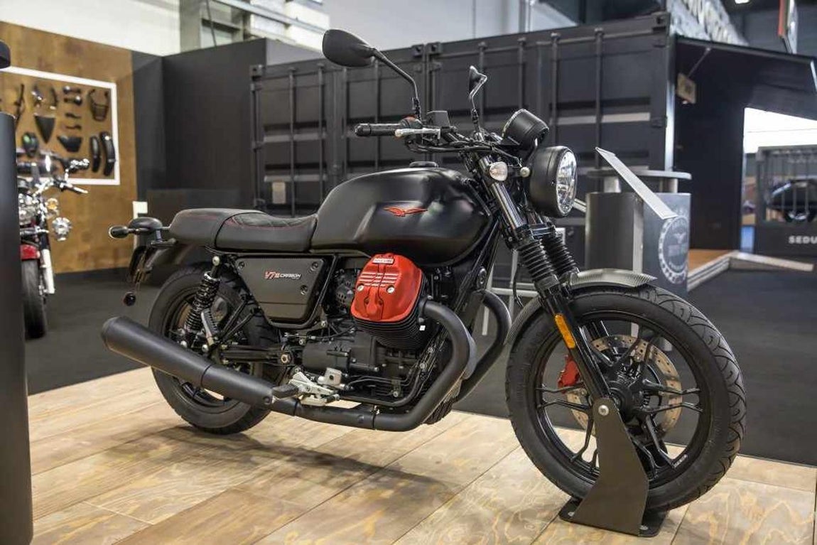 Moto Guzzi V7 III Carbon. Moto Guzzi es una de las marcas de motocicletas italianas más reconocidas en el mundo. Y se está haciendo especialista en motos Café RacerEl 2018 ha arrancado para Moto Guzzi con novedades destacables, como esta nueva edición de su superventas V7 III. La primera generación nació en 1967 y sigue conservando las mejores pinceladas de la versión original