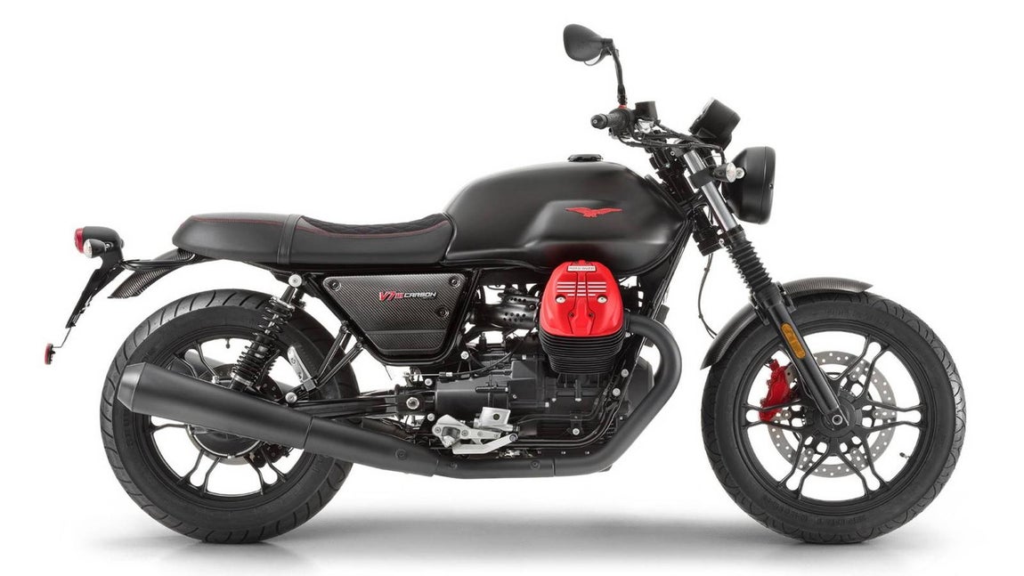 Moto Guzzi V7 III Carbon. A pesar de su estética «retro», equipa elementos de seguridad electrónicos como el control de tracción con posibilidad de desconexión y con dos opciones de configuración. Dependiendo del uso que se le vaya a dar, podemos elegir una configuración más intrusiva para asegurarnos una tracción correcta en casi todos los terrenos, o un modo menos intrusivo para disfrutar de una conducción más deportiva. Esta edición especial numerada ya está disponible en el mercado español y se pueden realizar los primeros pedidos en los concesionarios de la marca. El precio de tarifa de la Moto Guzzi V7 Carbon es de 10.549euros, a este precio se le puede incluir diferentes opciones multimedia para conectar el Smartphone y estar conectado de manera segura cuando disfrutas de esta motocicleta tan personal
