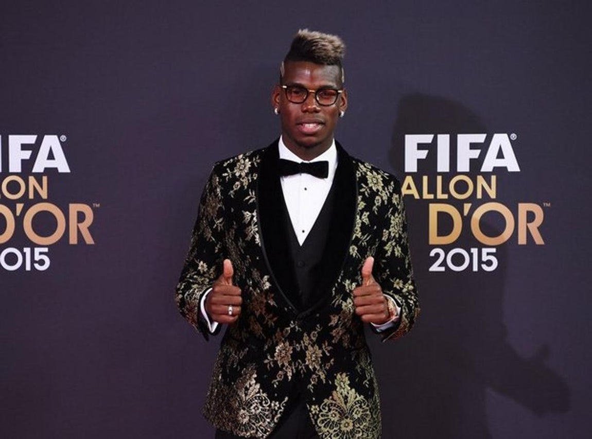 Paul Pogba. Indescriptible es la chaqueta de terciopelo estampada que lució el jugador del Manchester United en la gala del Balón de Oro 2015.