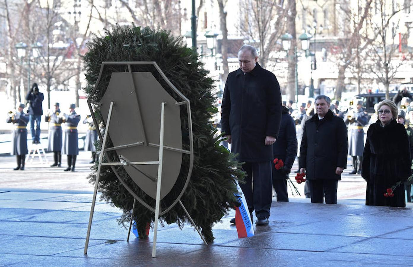 Rusia celebra la fiesta del Defensor de la Patria. El presidente ruso, Vladimir Putin, rinde homenaje a los caídos ante la Tumba del Soldado Desconocido en Moscú.