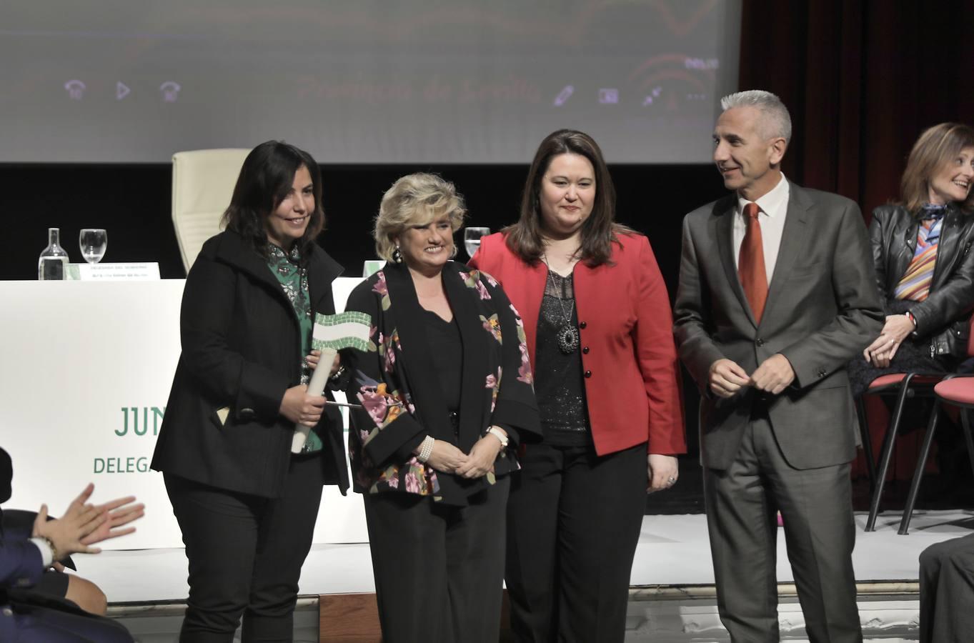 Ángela Molina recoge la bandera de la comuniodad educativa CEIP Andalucía