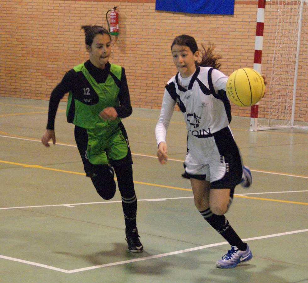 Las mejores imágenes del encuentro de baloncesto alevín femenino entre COIN &quot;A&quot; y Sagrada Familia Jorge Juan