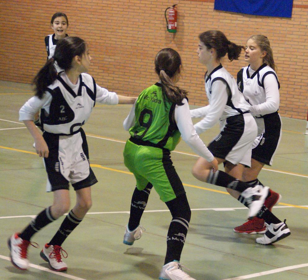 Las mejores imágenes del encuentro de baloncesto alevín femenino entre COIN &quot;A&quot; y Sagrada Familia Jorge Juan