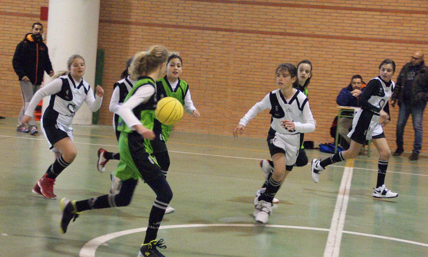 Las mejores imágenes del encuentro de baloncesto alevín femenino entre COIN &quot;A&quot; y Sagrada Familia Jorge Juan