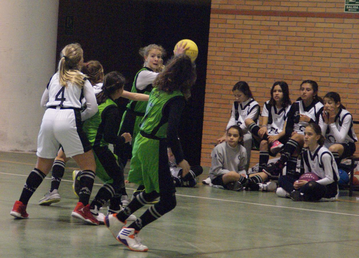 Las mejores imágenes del encuentro de baloncesto alevín femenino entre COIN &quot;A&quot; y Sagrada Familia Jorge Juan