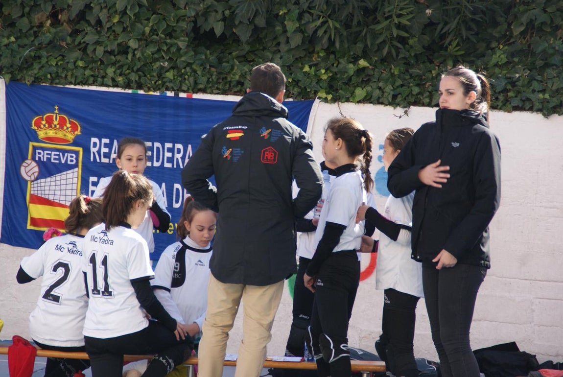 Las mejores imágenes del partido de voleibol alevín entre San Eulogio y Saint Louis des Français &quot;A&quot;