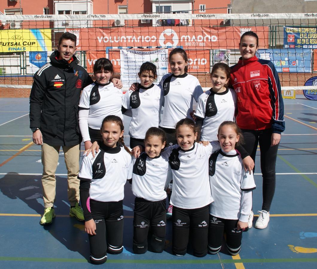 Las mejores imágenes del partido de voleibol alevín entre San Eulogio y Saint Louis des Français &quot;A&quot;