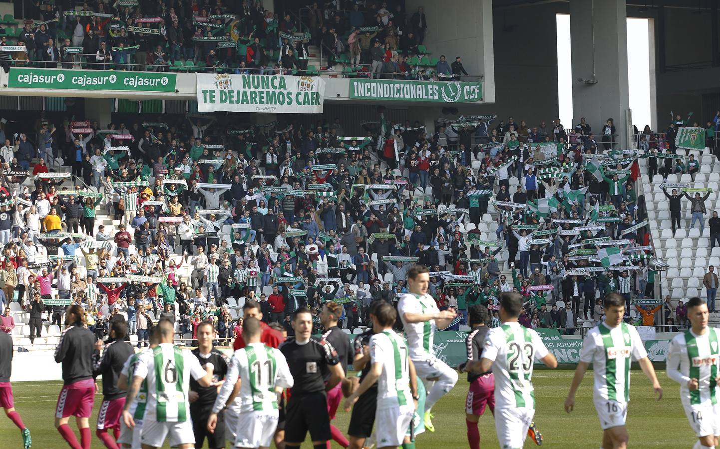 El ambiente en las gradas de El Arcángel, en imágenes