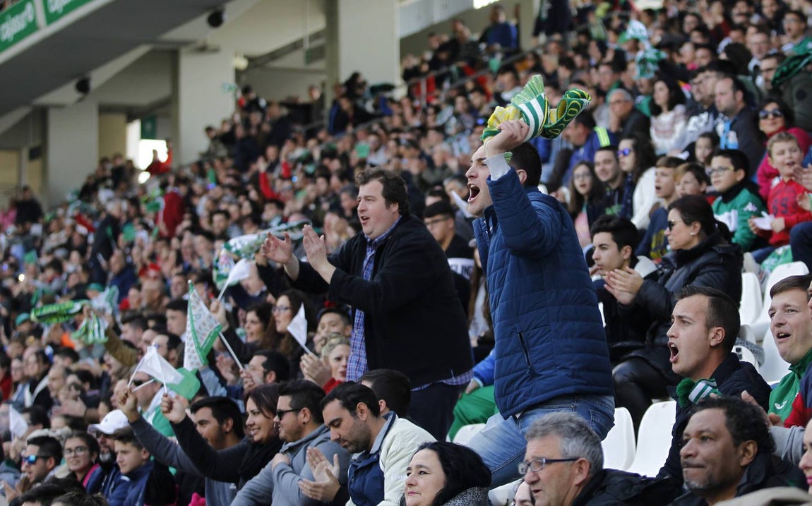 El ambiente en las gradas de El Arcángel, en imágenes