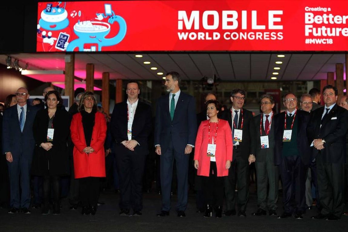 El Rey Felipe VI, junto al director del GSMA John Hoffman (a su derecha), la alcaldesa de Barcelona, Ada Colau (2i), la alcadesa de L'Hospitalet, Núria Marín (3i), el directivo del GSMA, Michael O`Hara, (4i), la vicepresidenta del Gobierno, Soraya Saénz de Santamaria (5d), el ministro de Turismo, Energía y Agenda Digital, Álvaro Nadal (4d), el delegado del Gobierno en Cataluña, Enric Millo (3d), y el presidente de la Fira Barcelona, Josep Lluís Bonet (2d), durante la inauguración del MWC (Mobile World Congress), la mayor cita mundial de la tecnología móvil. 