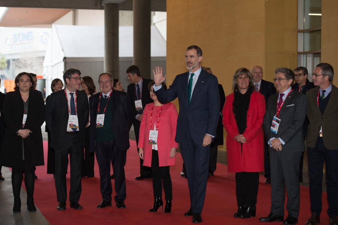 El Rey Felipe VI (c), la alcaldesa de Barcelona, Ada Colau (i), la alcadesa de L'Hospitalet, Núria Marín (3d), la vicepresidenta del Gobierno, Soraya Saénz de Santamaria (4i), el ministro de Turismo, Energía y Agenda Digital, Álvaro Nadal (2i), el delegado del Gobierno en Cataluña, Enric Millo (2d), y el presidente de la Fira Barcelona, Josep Lluís Bonet (3i), durante la inauguración del MWC (Mobile World Congress). 