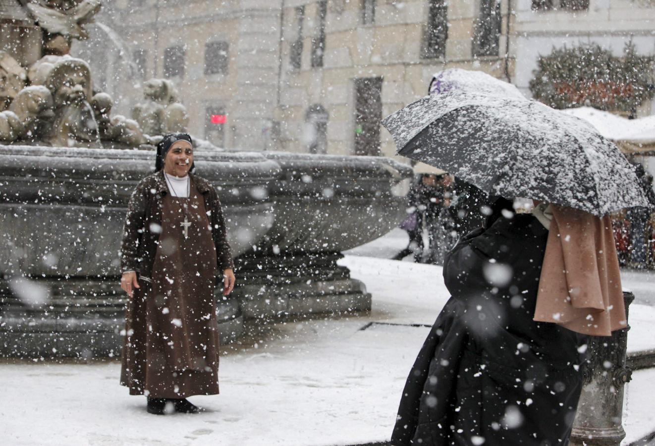 Varias religiosas visitan la Piazza Barberini durante la nevada. 
