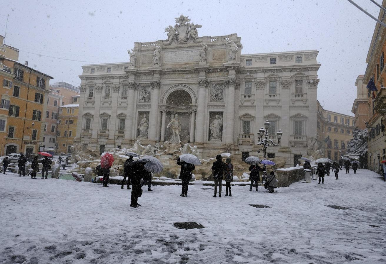 La nieve casi cubre la Fontana di Trevi durante una intensa nevada en Roma. 