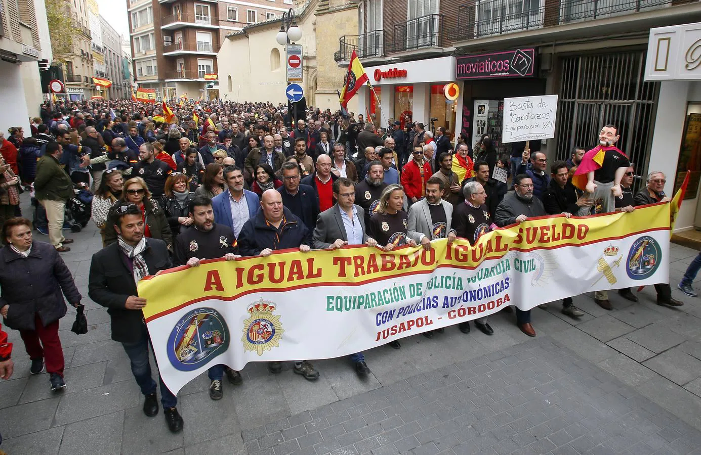 La manifestación de Córdoba por la equiparación salarial de policías y guardias civiles, en imágenes