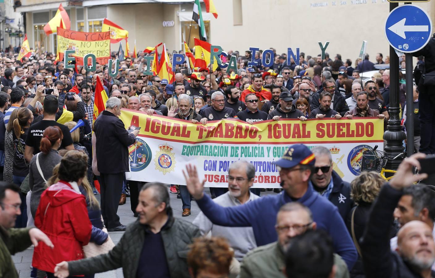 La manifestación de Córdoba por la equiparación salarial de policías y guardias civiles, en imágenes