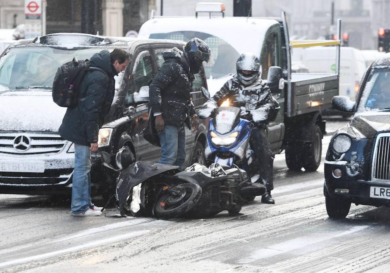 En Londres ayer se produjeron numerosos accidentes de tráfico por las nevadas. 