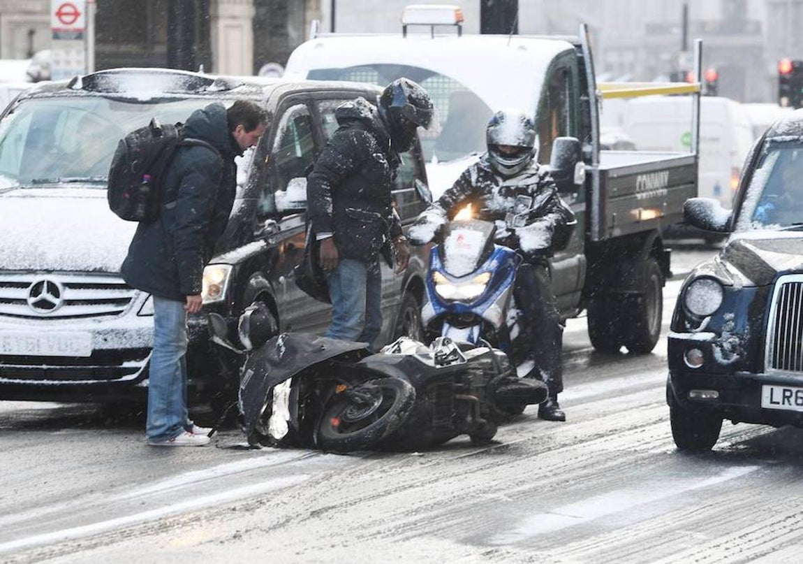 En Londres ayer se produjeron numerosos accidentes de tráfico por las nevadas. 