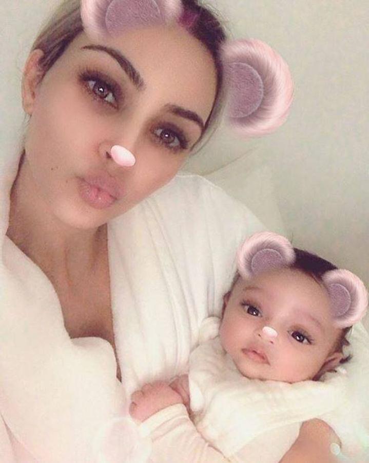 Kim Kardashian presenta a su hija Chicago West mediante un selfie. 