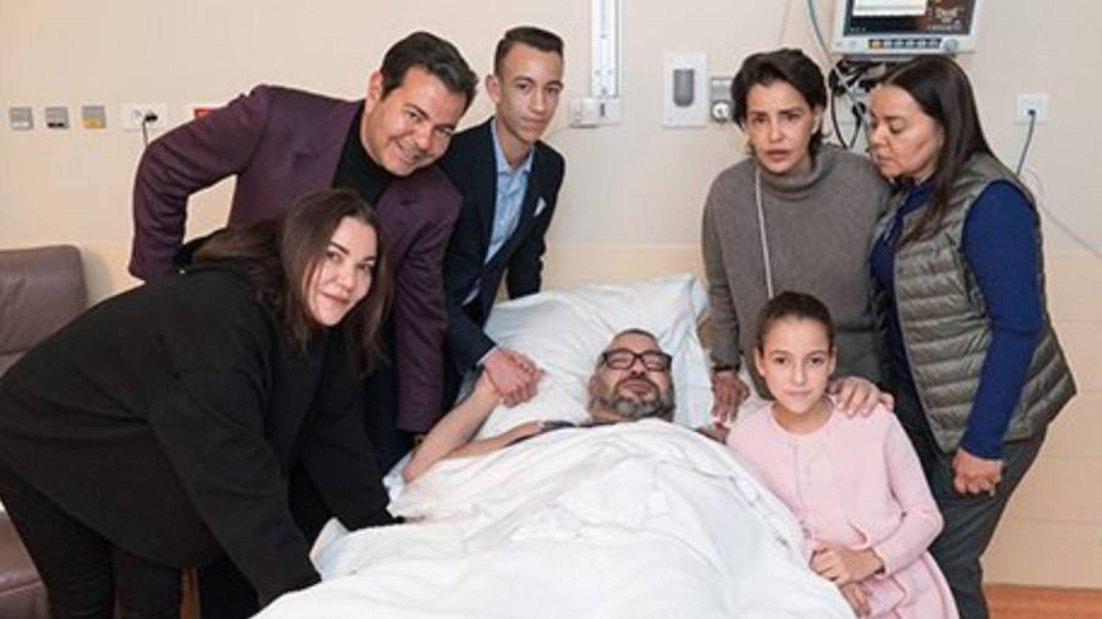 Mohamed VI se recupera en París tras sufrir una arritmia cardíaca. 