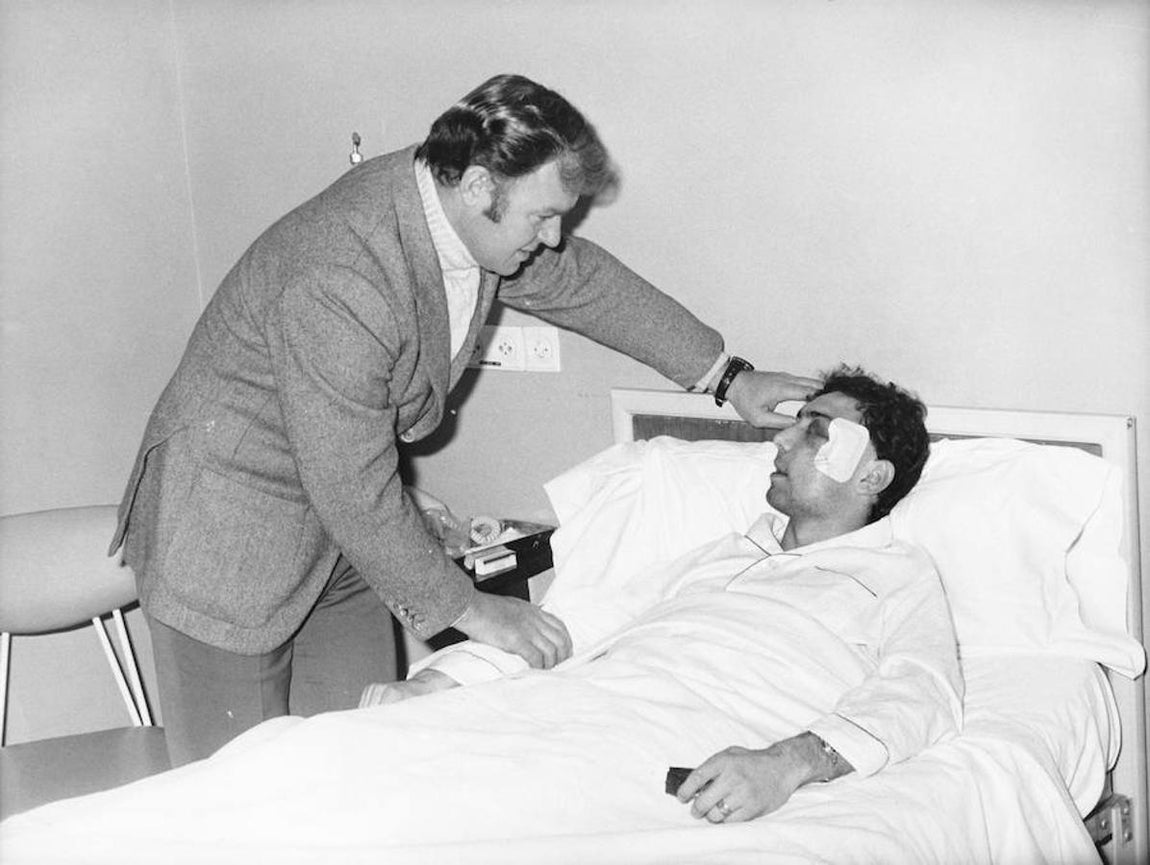 Kubala, seleccionador nacional, visita a Quini después de ser operado en 1972. 