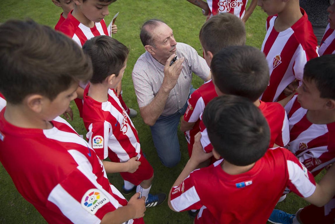 Quini, enseñando su sabiduría a los niños durante un Campus de verano. 