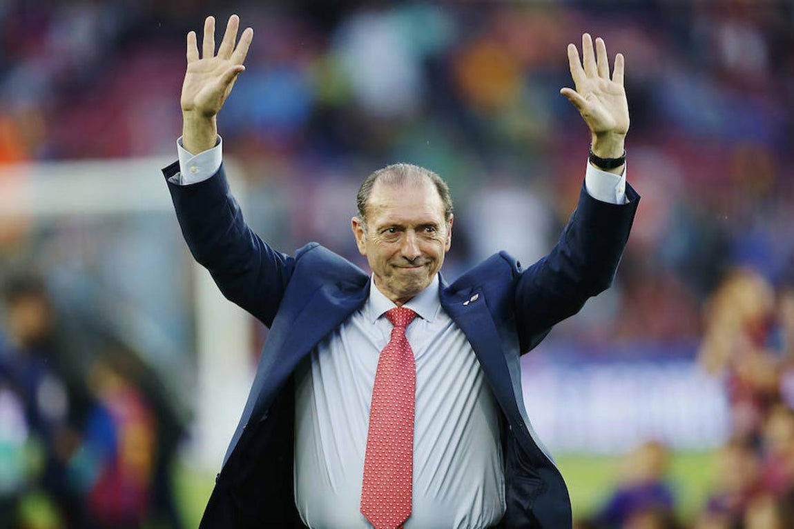 Una imagen reciente de Quini, durante un homenaje en el Camp Nou. 