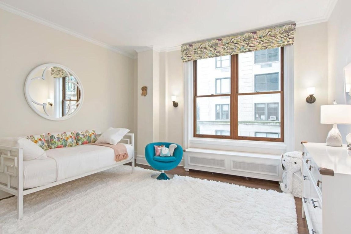 Casa con posibilidades. La inmobiliaria que gestiona la propiedad ofrece diferentes posibilidades a sus clientes. Dan al piso de Willis un enfoque más sibarita, consideran que tantos dormitorios no son necesarios, por eso recomiendan tirar algún tabique y construir un vestidor o una oficina