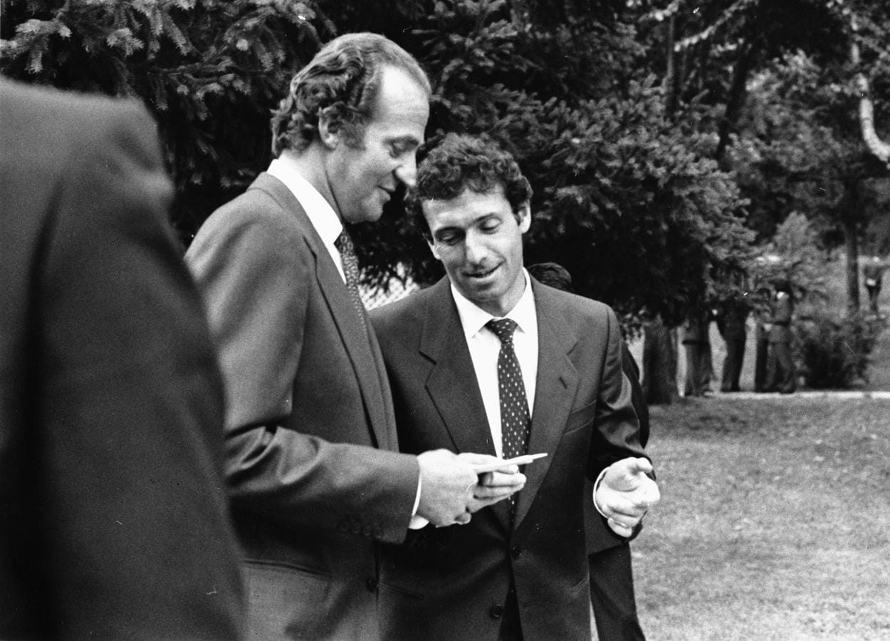 Don Juan Carlos y Quini, en el Campo del Moro, en 1984. 
