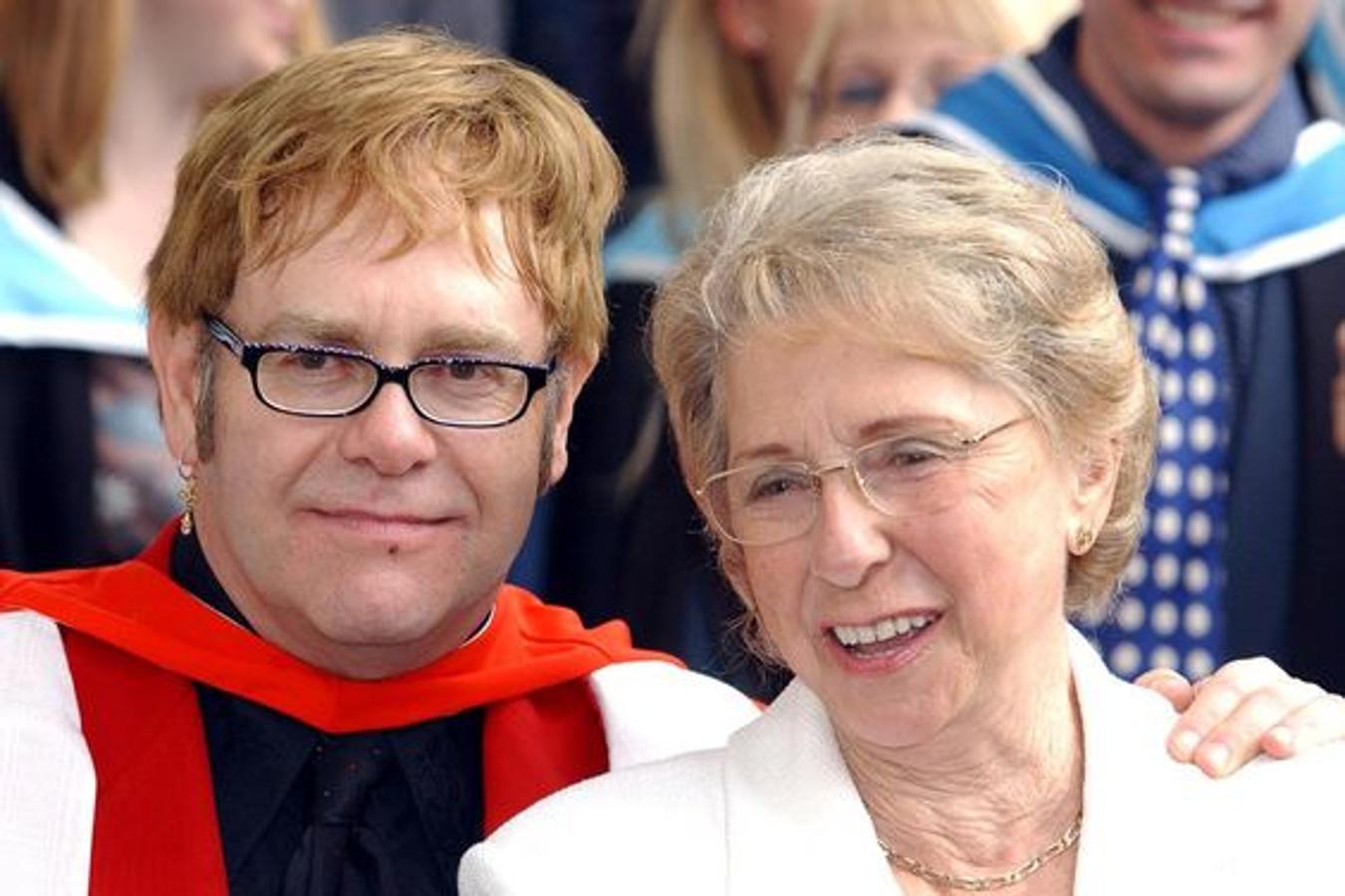 Elton John, «despreciado» una vez más por su madre. Sheila Farebrother, quien falleció el pasado mes de diciembre a los 92 años de edad, dejó su fortuna a Bob Halley, su ex asistente personal y chofer tras cambiar su testamento tan solo 24 días antes de su muerte