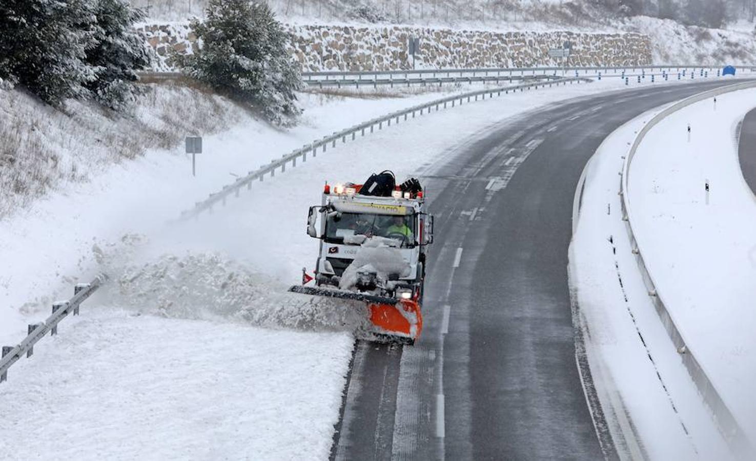 Cataluña se tiñe de blanco con la mayor nevada del invierno