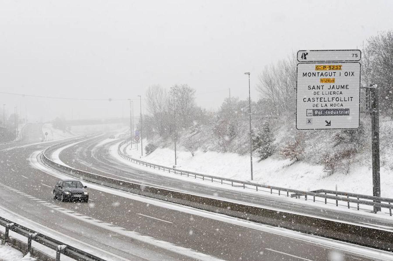 Cataluña se tiñe de blanco con la mayor nevada del invierno