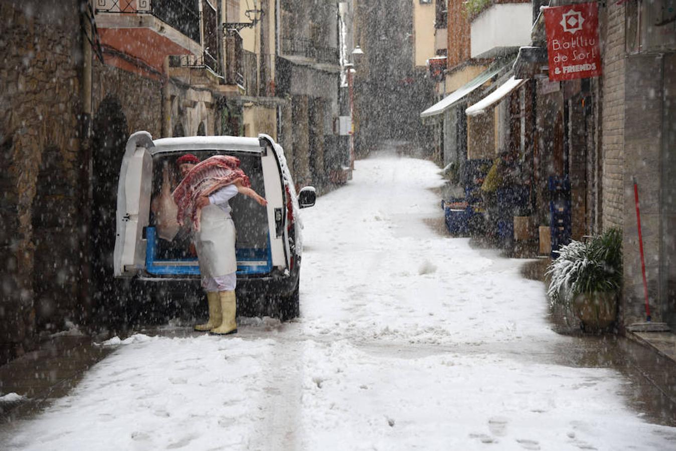 Cataluña se tiñe de blanco con la mayor nevada del invierno