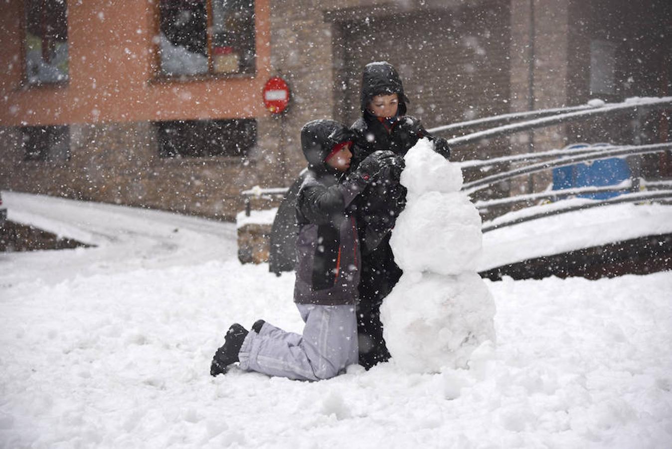 Cataluña se tiñe de blanco con la mayor nevada del invierno