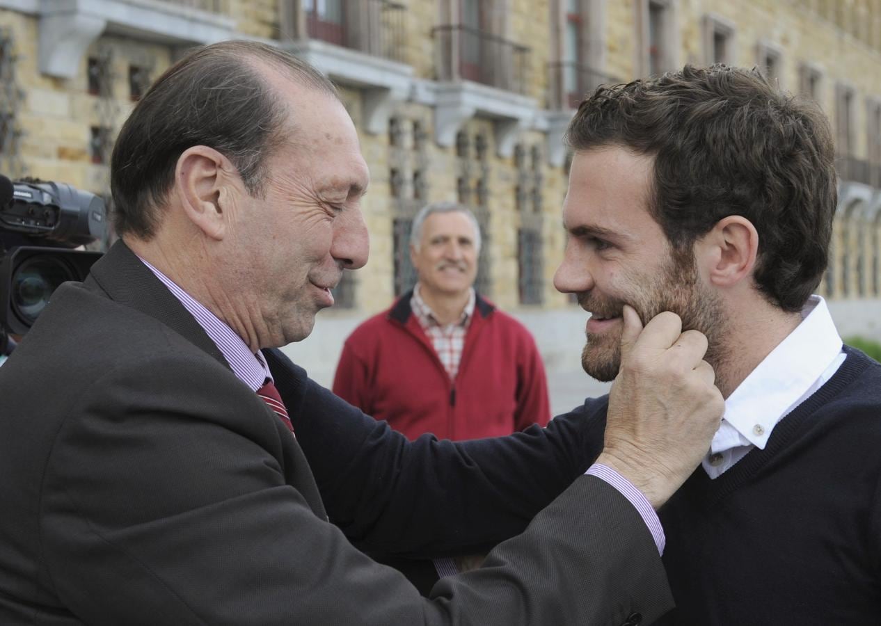 Quini saluda cariñosamente a Juan Mata en 2012. 