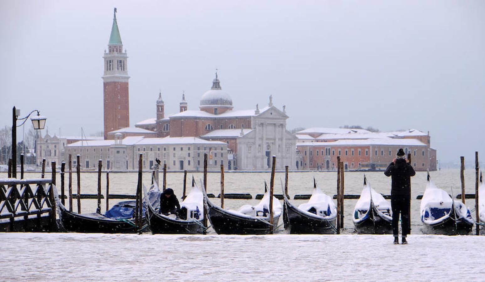 Góndolas venecianas cubiertas de nieve.. 