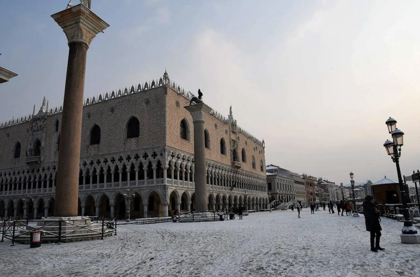 Plaza del Palacio Ducal de Venecia, cubierta de nieve.. 