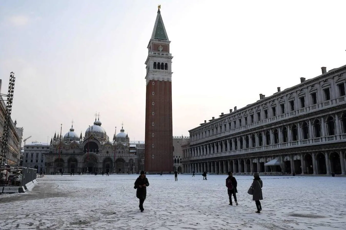 Plaza San Marcos de Venecia, cubierta de nieve.. 