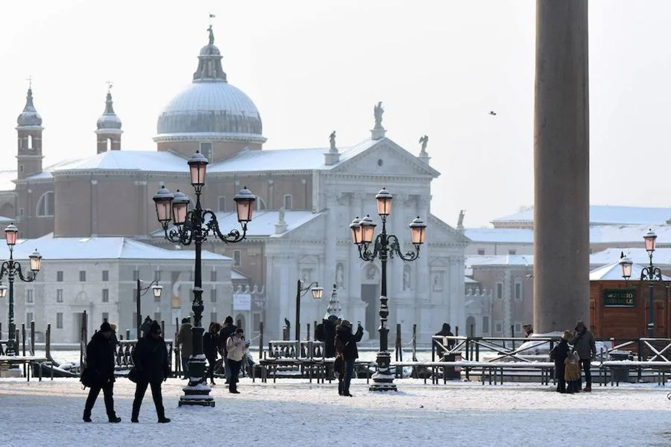 Plaza San Marcos de Venecia, cubierta de nieve.. 