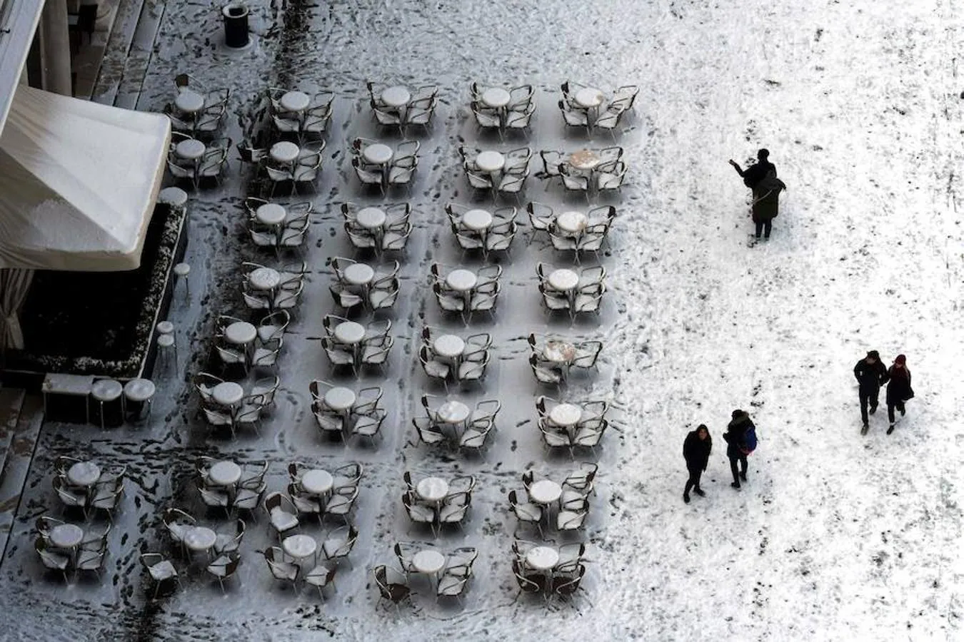 Vista aérea de la Plaza San Marcos de Venecia cubierta de nieve.. 