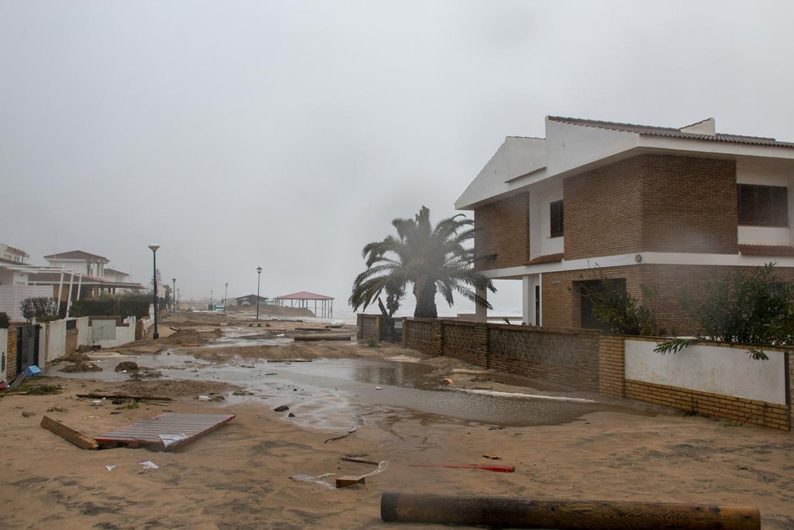 Huelva. El temporal ha devorado la playa de La Antilla (Huelva) y las casas en la línea de costa