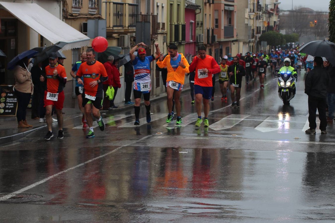 La lluviosa Media Maratón de Lucena, en imágenes