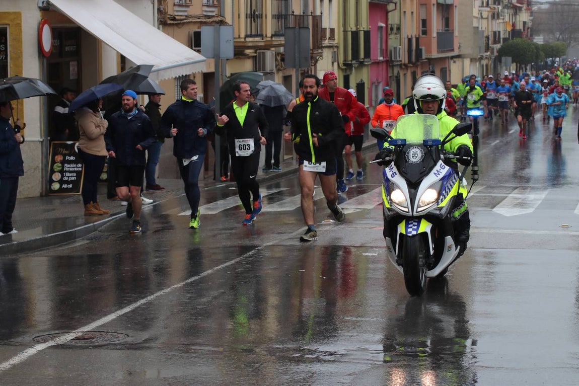 La lluviosa Media Maratón de Lucena, en imágenes