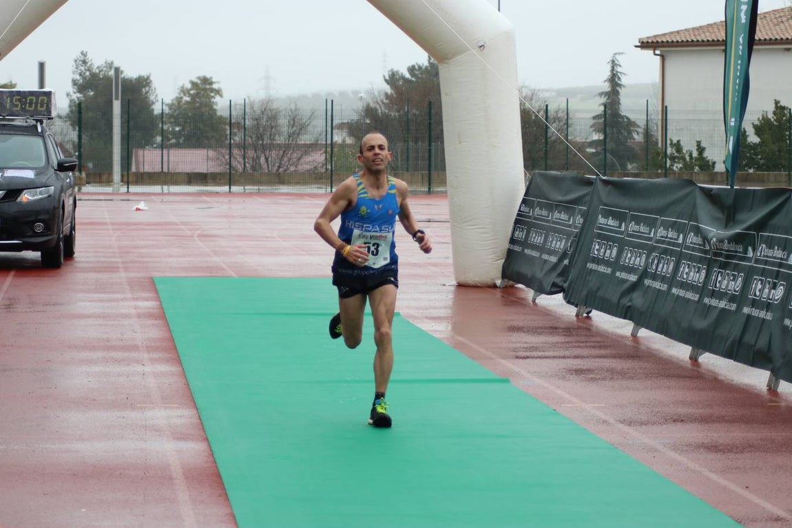 La lluviosa Media Maratón de Lucena, en imágenes