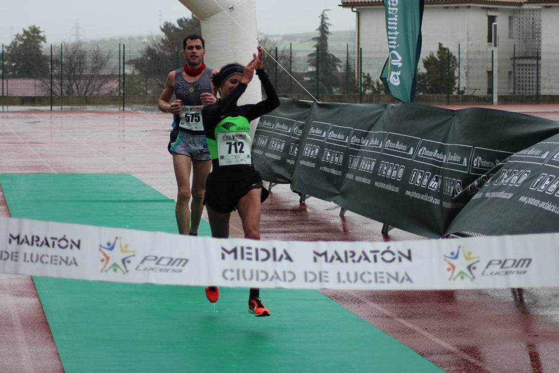 La lluviosa Media Maratón de Lucena, en imágenes