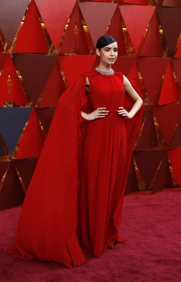 Sofia Carson en la alfombra roja de los Oscar 2018. 