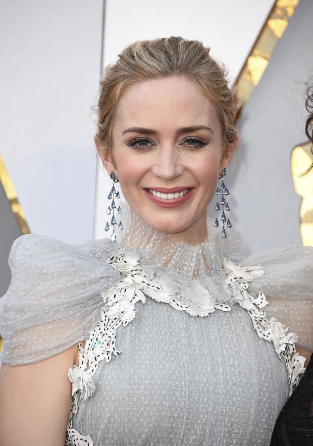 Emily Blunt. Los pendientes de lágimas azules llevaban la firma de Chopard