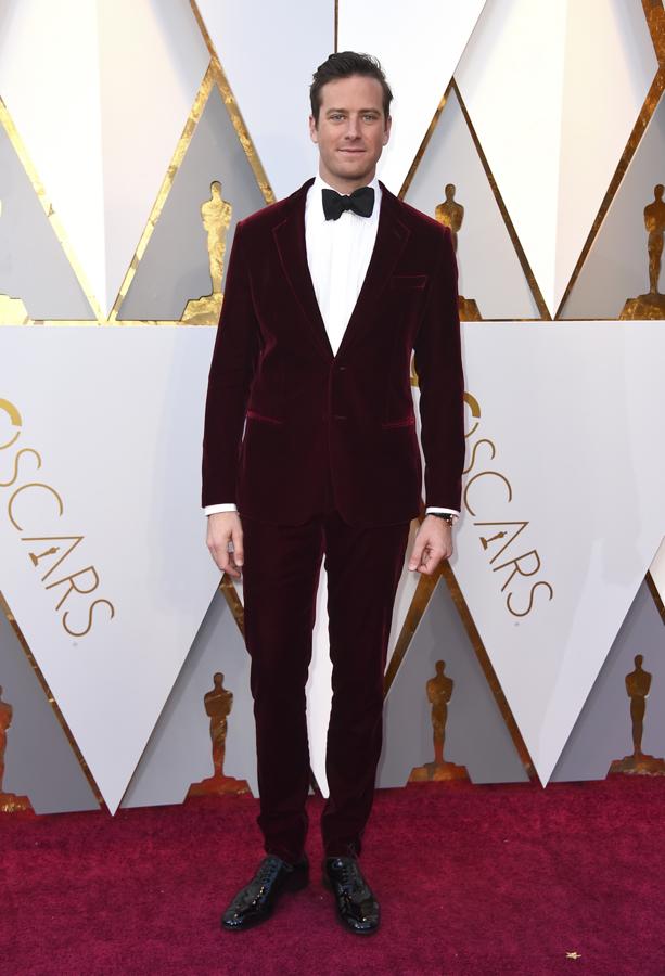 Armie Hammer. El actor de reparto de Chalamet tampoco quiso pasar desapercibido en la gran noche del cine y escogió un elegante Giorgio Armani de terciopelo en color burdeos.